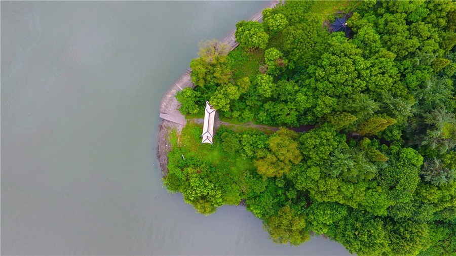 瓜洲云裳山村，春风又绿江岸春