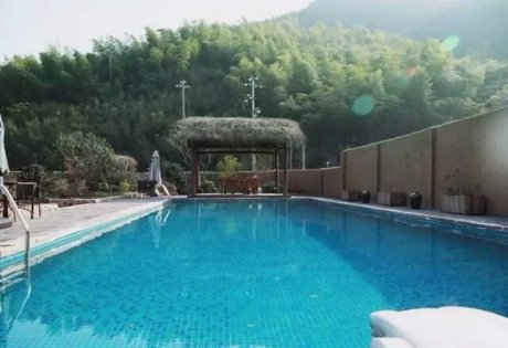 遥远的山，庭院里的蔚蓝泳池