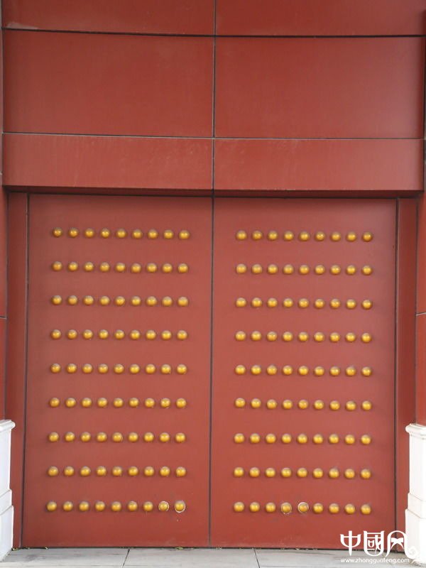 红地黄乳钉传统中式大门