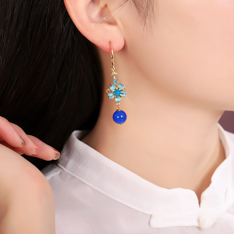 清新的蓝色花朵耳环：复古景泰蓝首饰