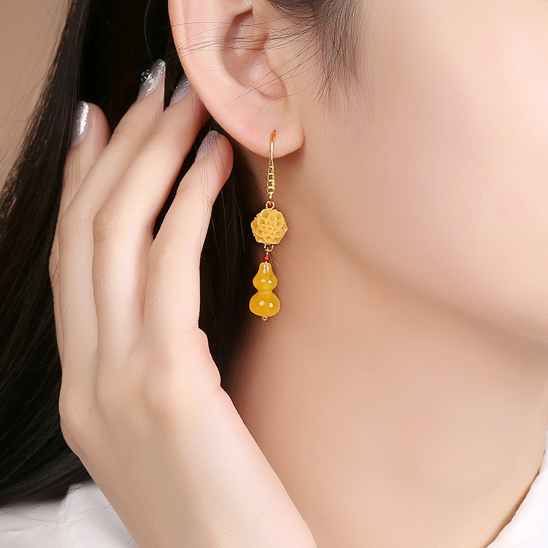 惊艳黄色耳环：略带淑女气息的首饰