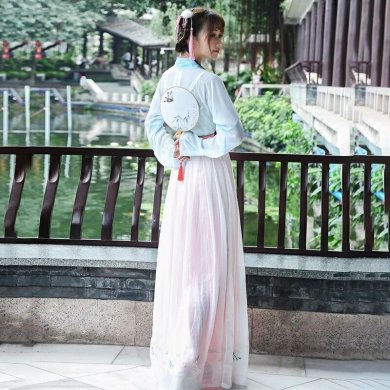 复古中国风长袖汉服，仙女襦裙绣花汉服图片