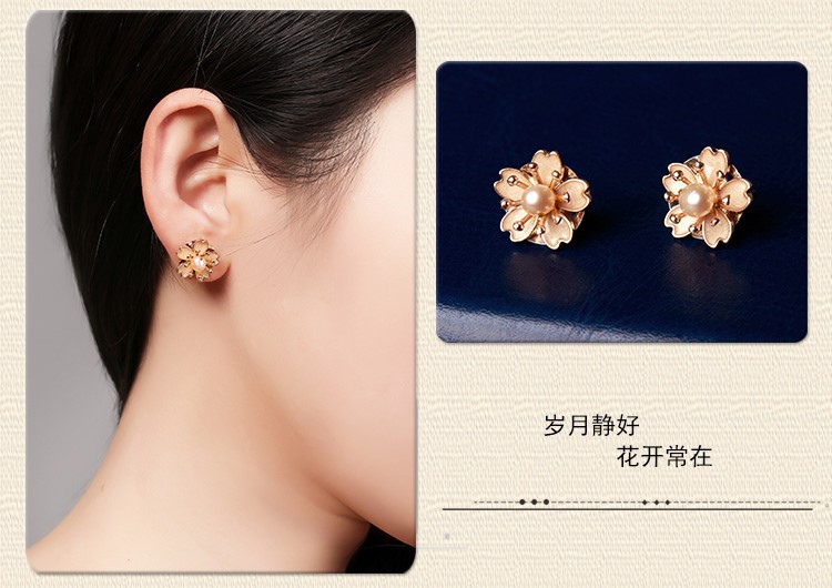 珍珠花朵耳钉：简约小巧耳饰耳环
