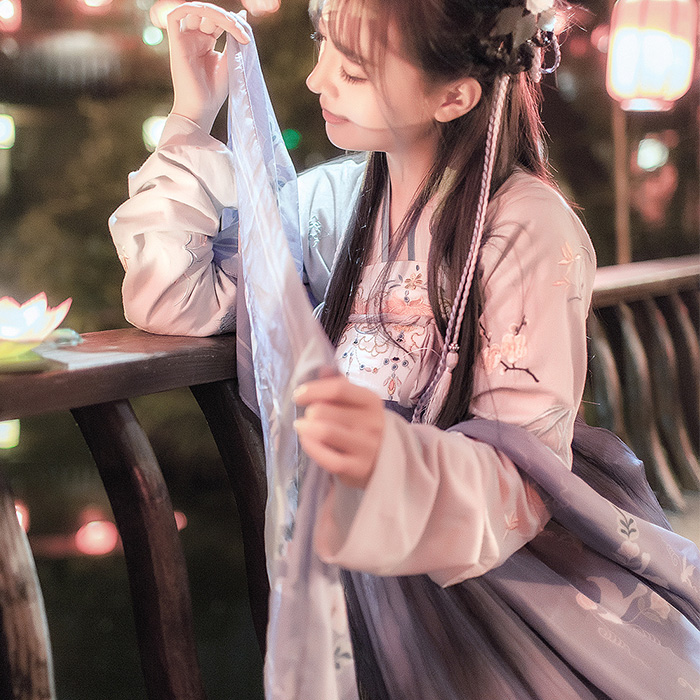 齐胸古风绣花裙汉服，清新淡雅汉服图片