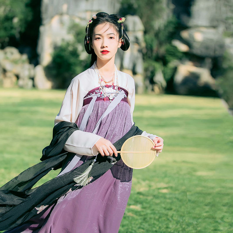 灵动紫色齐胸襦裙汉服，淡雅花朵刺绣汉服图片