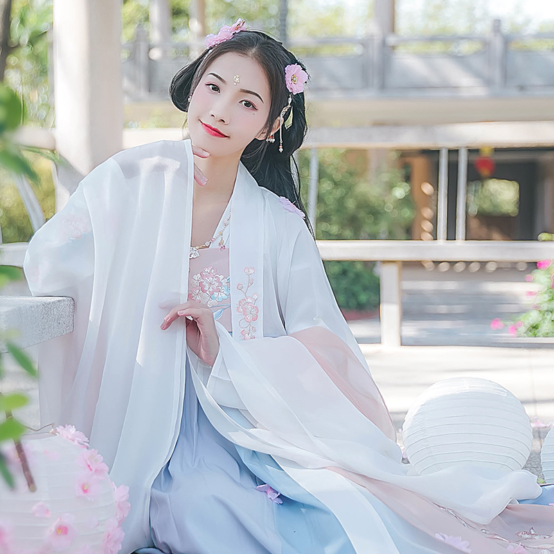 杏花林齐胸襦裙汉服，清新配色花朵汉服图片