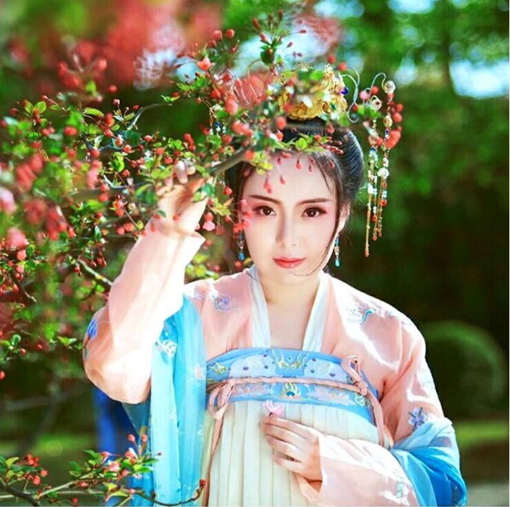 复古汉服齐胸襦裙，新款绣花汉服美女图片