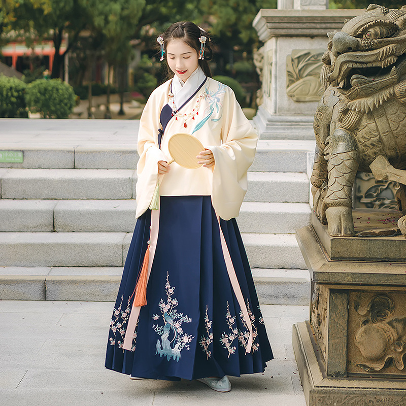 寒梅山石灵鸟绣花汉服，藏蓝色传统汉服