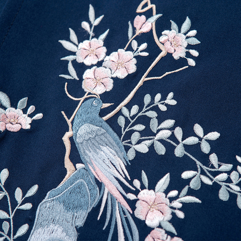 寒梅山石灵鸟绣花汉服，藏蓝色传统汉服