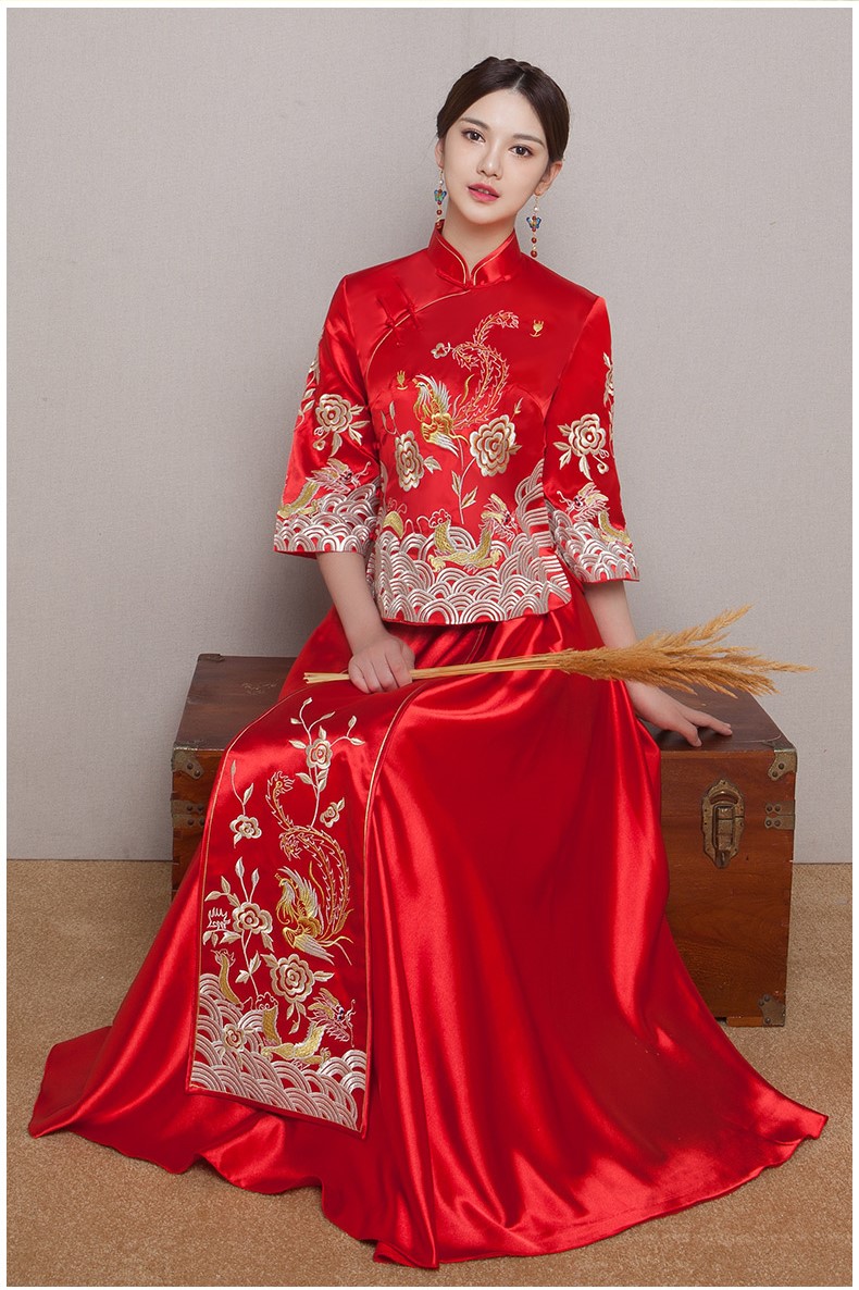 简约时尚中式秀禾新娘礼服，精致唯美中式礼服