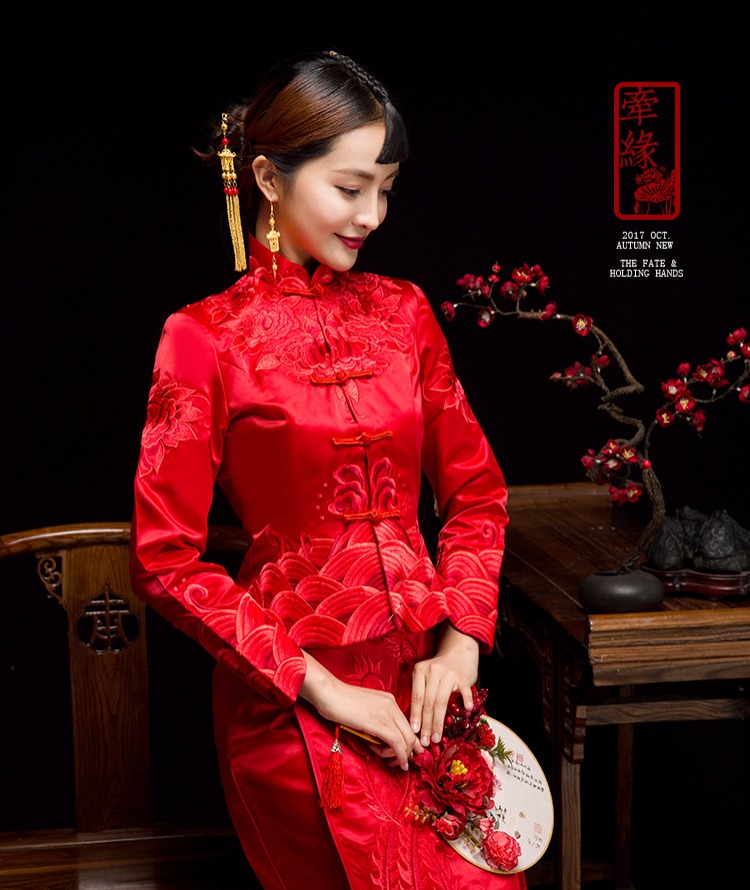 红妆素雅中式礼服，同色系刺绣新娘礼服