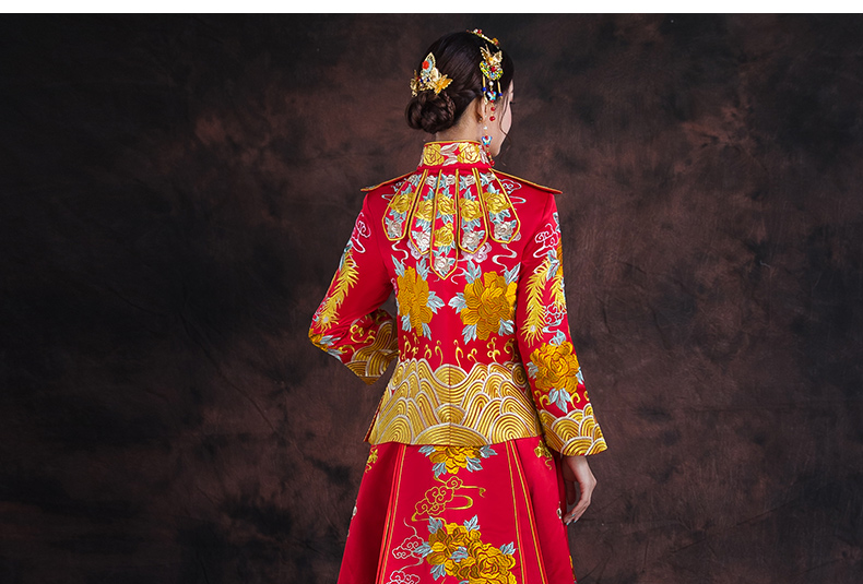红色长款拖尾中式礼服，精美刺绣新娘结婚礼服