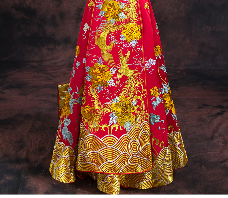 红色长款拖尾中式礼服，精美刺绣新娘结婚礼服