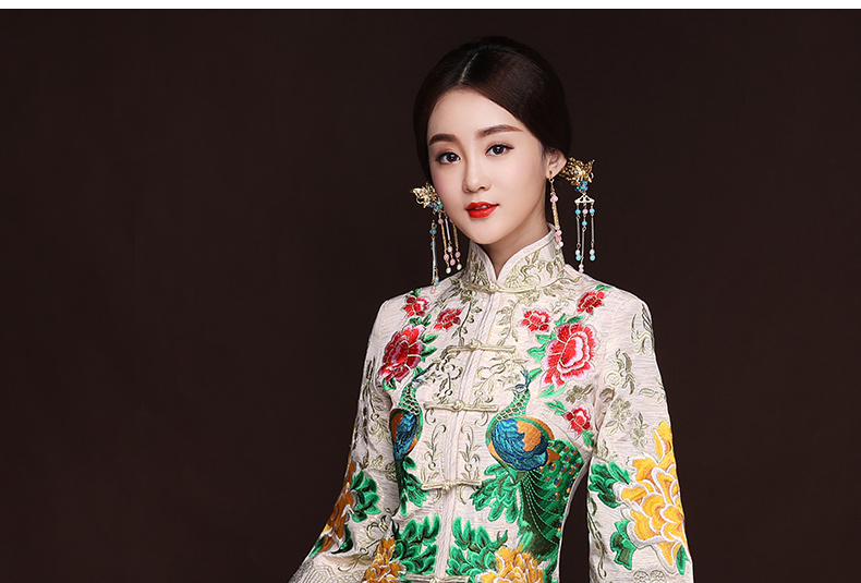 中国风孔雀牡丹秀禾服，米白色新娘中式礼服