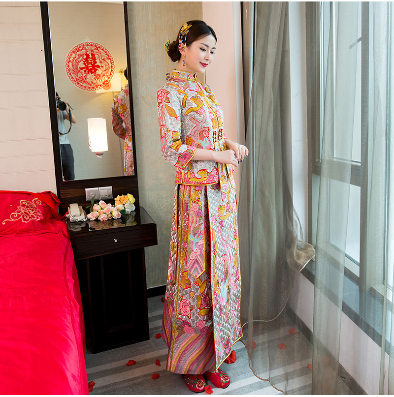 精美绣花中式礼服，时尚中国风新娘礼服