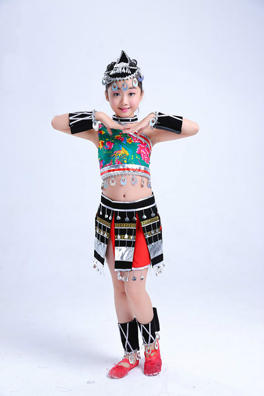 儿童款佤族服饰走在山水间少数民族服装图片