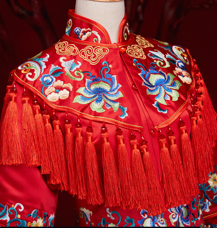 中式红色长袖新娘嫁衣，流苏绣花牡丹礼服