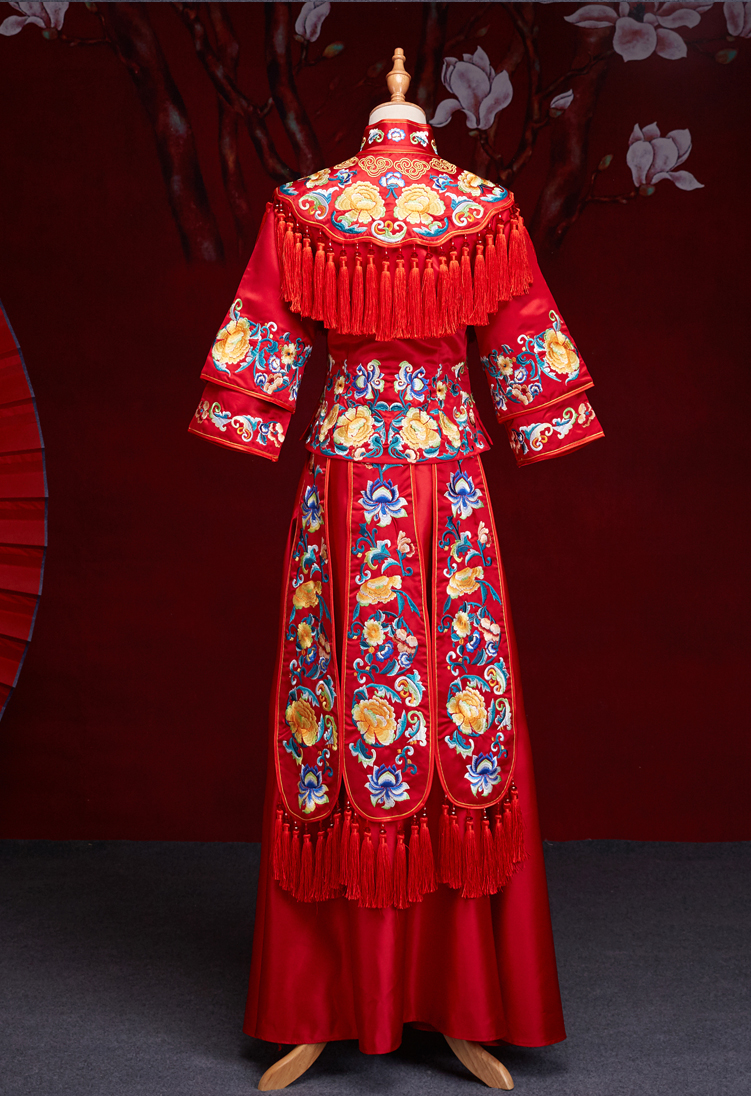 中式红色长袖新娘嫁衣，流苏绣花牡丹礼服