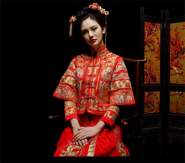 新娘中式红装礼服，龙凤绣花唐装