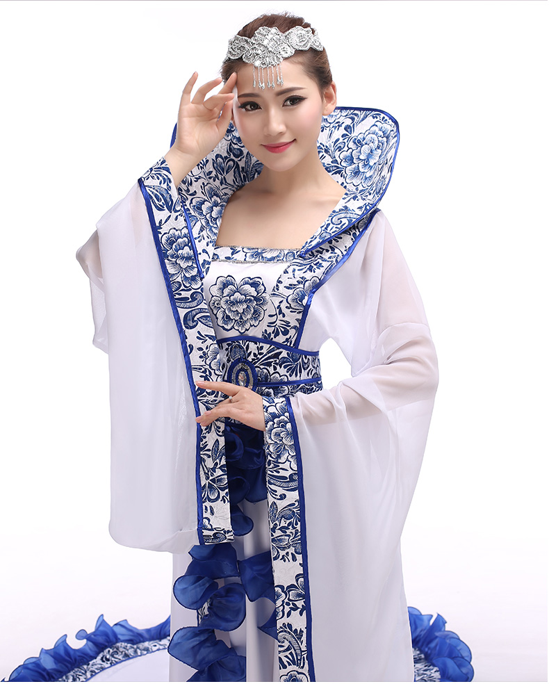 复古青花瓷汉服牡丹印花中式礼服古装美人图片