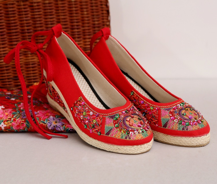 坡跟系带绣花鞋，中式婚鞋