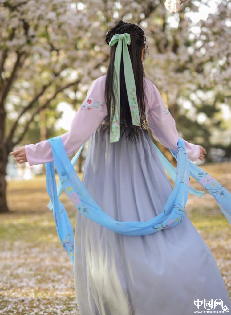 淡灰色刺绣齐胸襦裙汉服