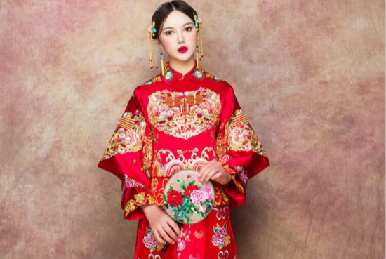 复古中国红刺绣龙凤褂新娘中式礼服图片