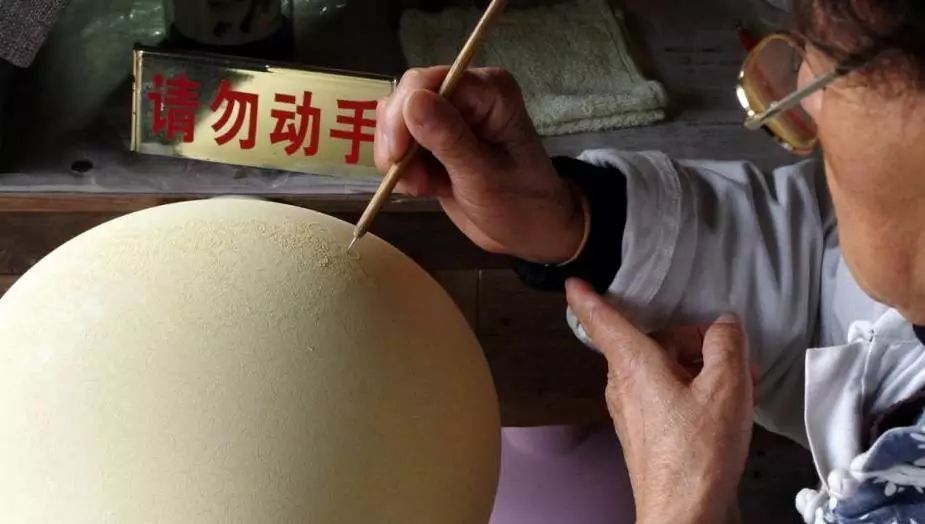 粉彩扒花工艺：细腻绝妙的陶瓷工艺！