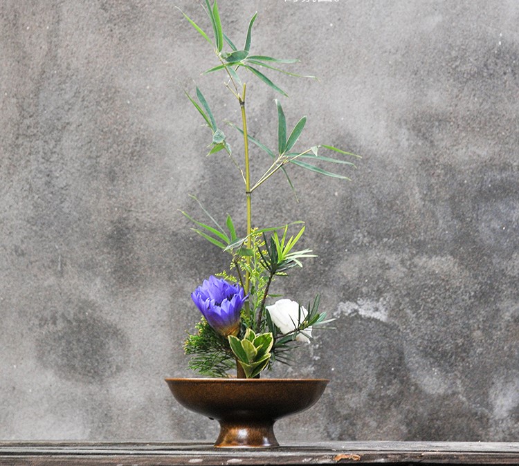 竹枝插花艺术：创意日式花器中式插花