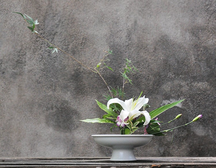 小清新插花艺术：白色创意陶瓷花器插花