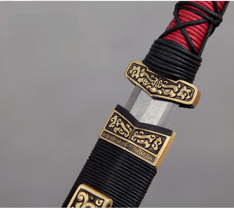 螭虎汉剑铜装紫檀小剑，王权象征螭虎纹短剑兵
