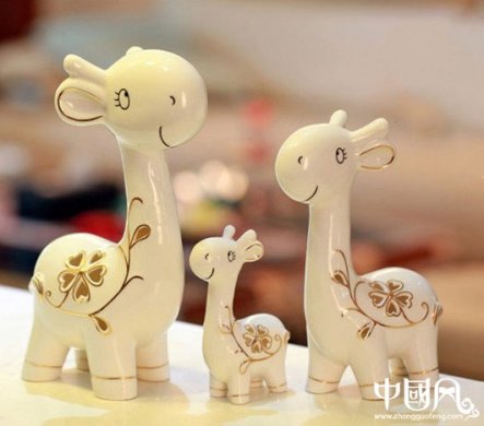活泼可爱的长颈鹿陶瓷艺术品