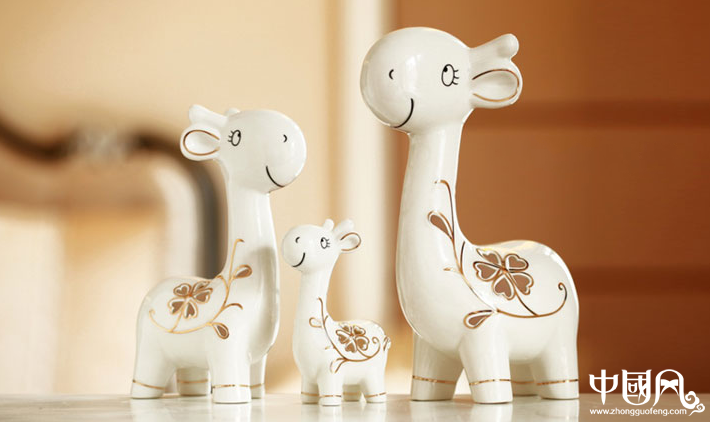 活泼可爱的长颈鹿陶瓷艺术品