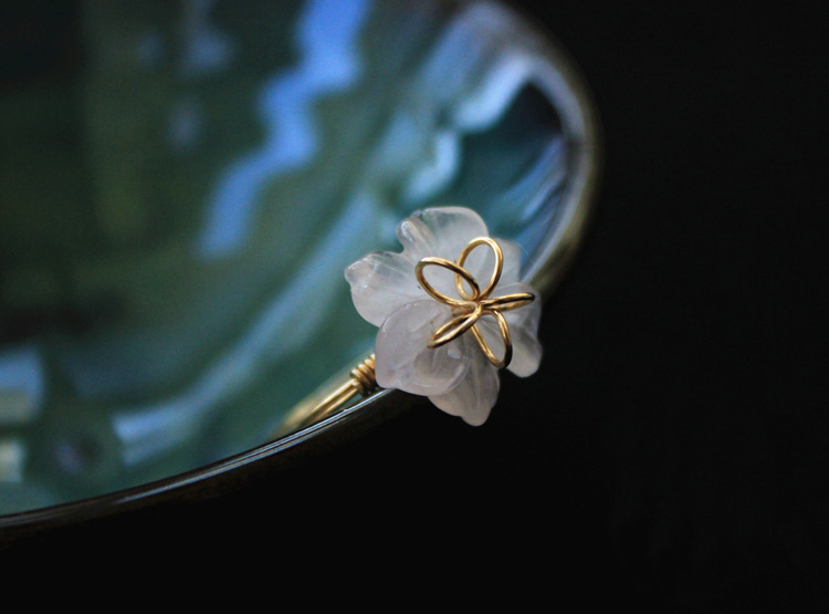 甜美的植物花卉天然粉水晶雕花戒指