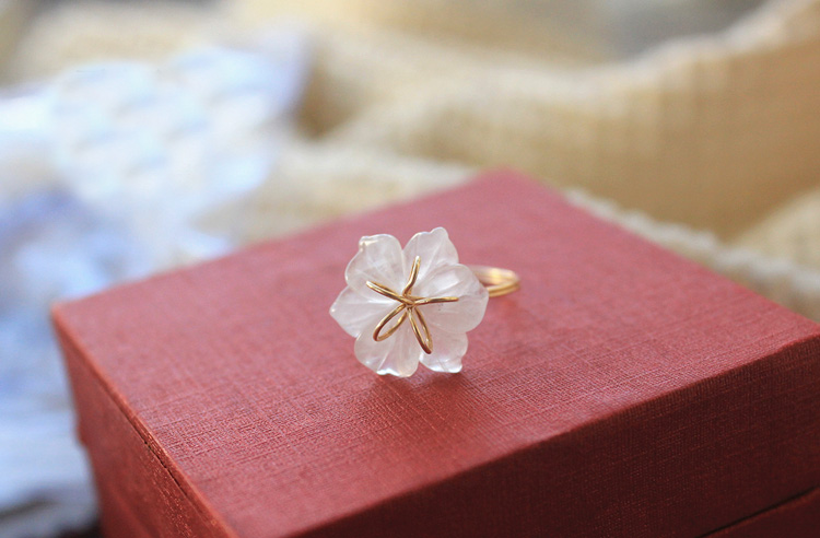 甜美的植物花卉天然粉水晶雕花戒指