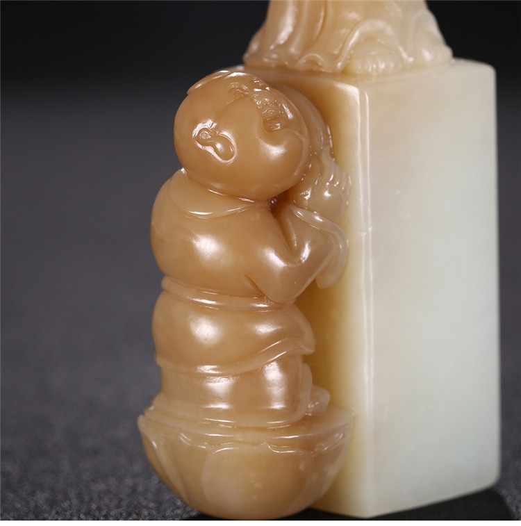 童子拜观音白玉印章，立体圆雕和田玉手把件