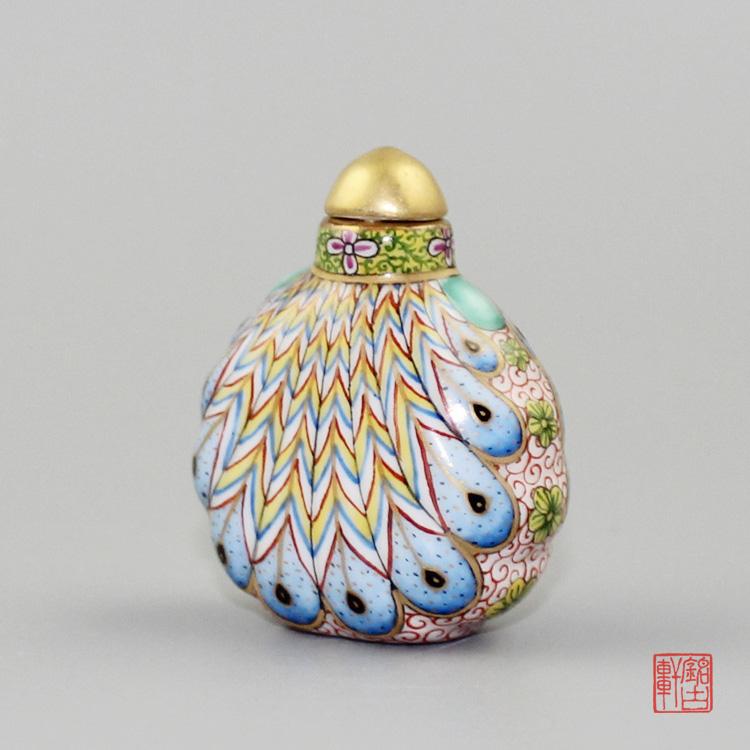 孔雀开屏手工描金粉彩陶瓷鼻烟壶