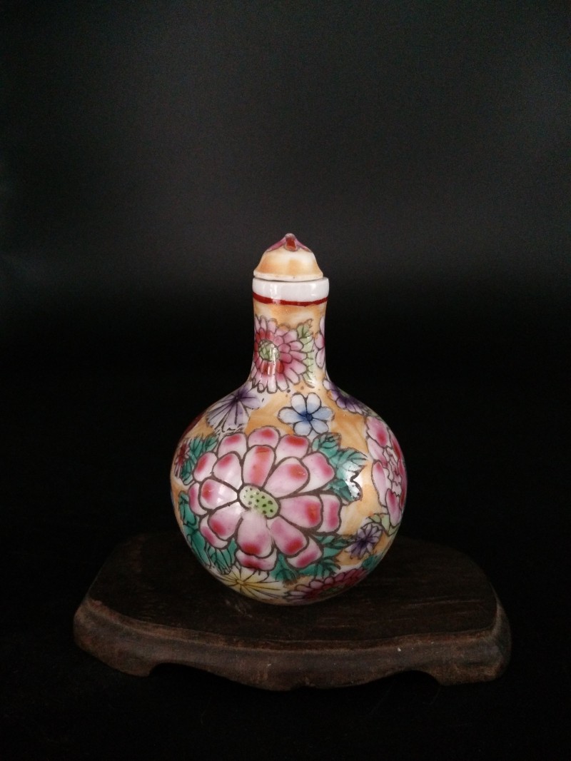 造型独特的手绘牡丹菊花图鼻烟壶
