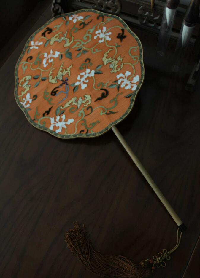 精工缠枝莲蝙蝠缂丝仿清代宫廷团扇