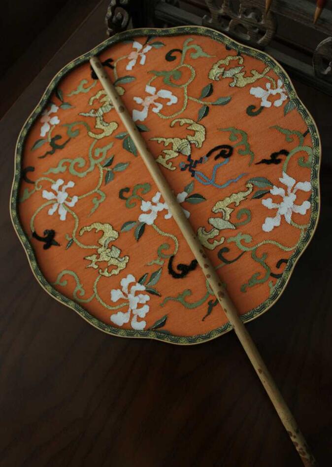 精工缠枝莲蝙蝠缂丝仿清代宫廷团扇