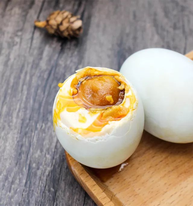 特色美食海鸭蛋黄酥：让人上瘾的蛋黄酥！