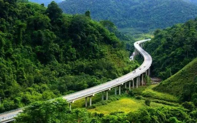 十条最适合自驾出游的中国风景公路，一路美景