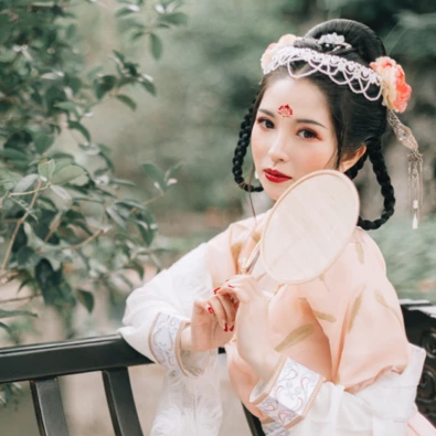 娇艳绽放的女生头像：唯美古风真人头像