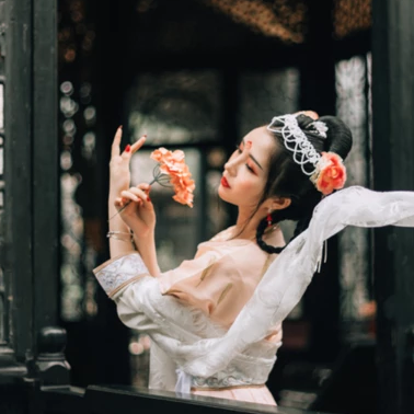 娇艳绽放的女生头像：唯美古风真人头像