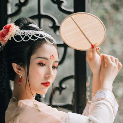 娇艳绽放的女生头像：唯美古风真人头像