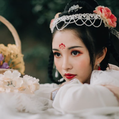娇艳绽放的女生头像：唯美古风真人头像