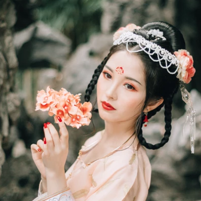 娇艳绽放的女生头像：唯美古风真人头像