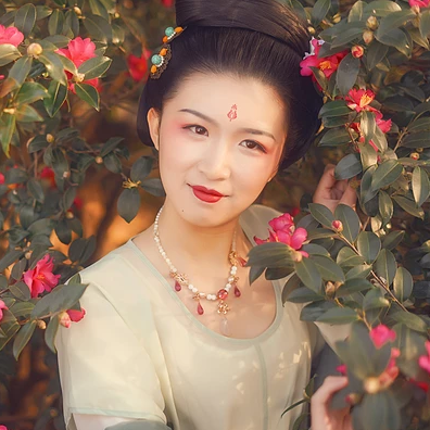 娇艳红花带团扇女生头像：唯美古风真人头像