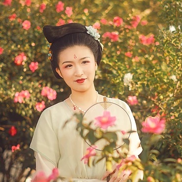 娇艳红花带团扇女生头像：唯美古风真人头像