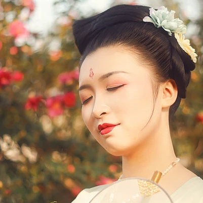 娇艳红花带团扇女生头像：唯美古风真人头像